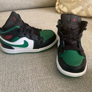 Air Jordan 1 Mid Pine green sneakers